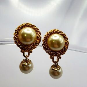 Vintage Allison Reed clip on earrings